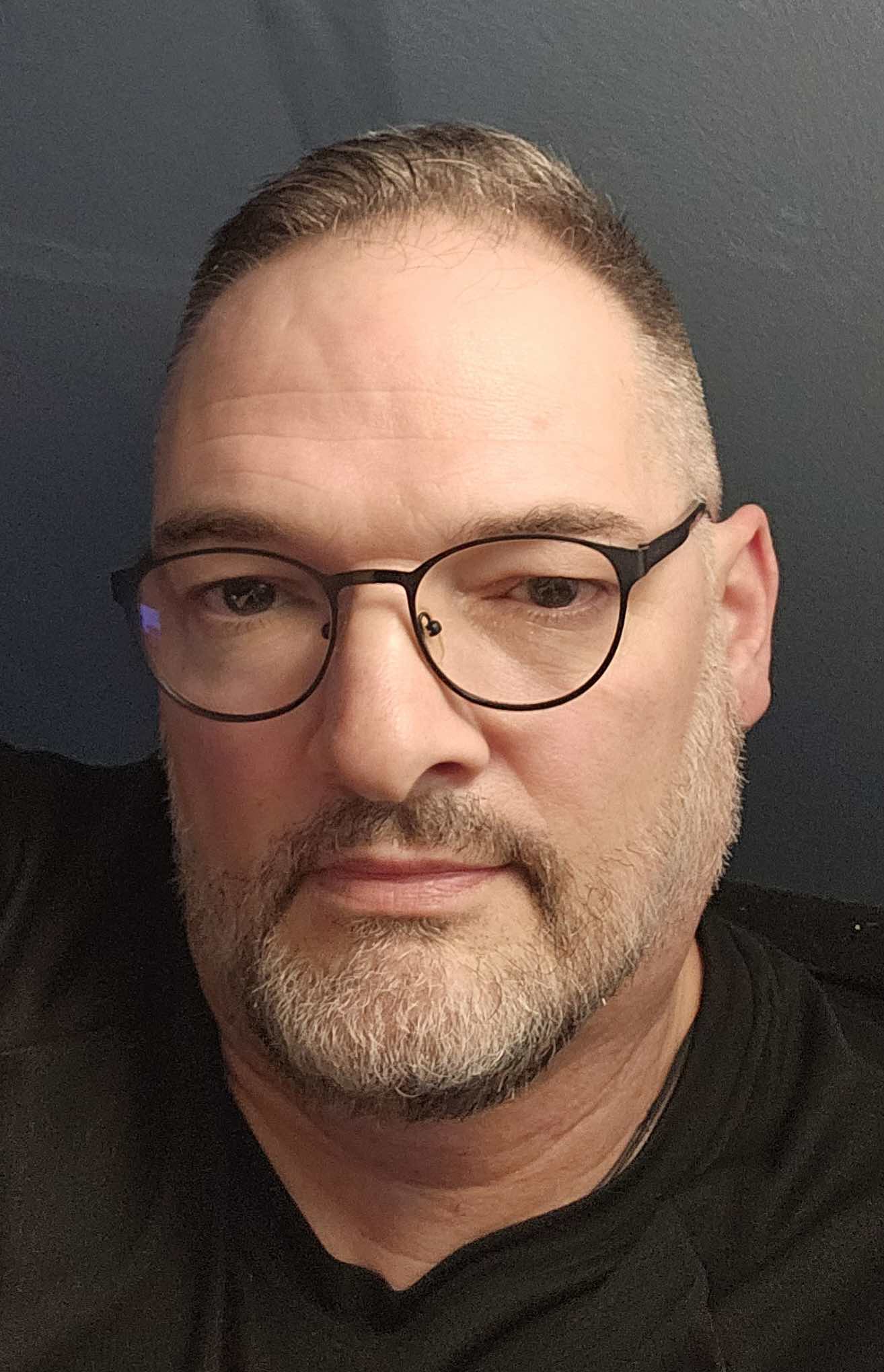 Mann mit Brille und grauem Bart