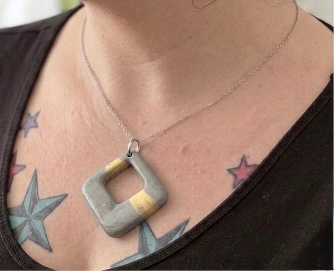 Betonschmuck Anhänger "Quadra Gold" - Betoniqua - Betonschmuck Store