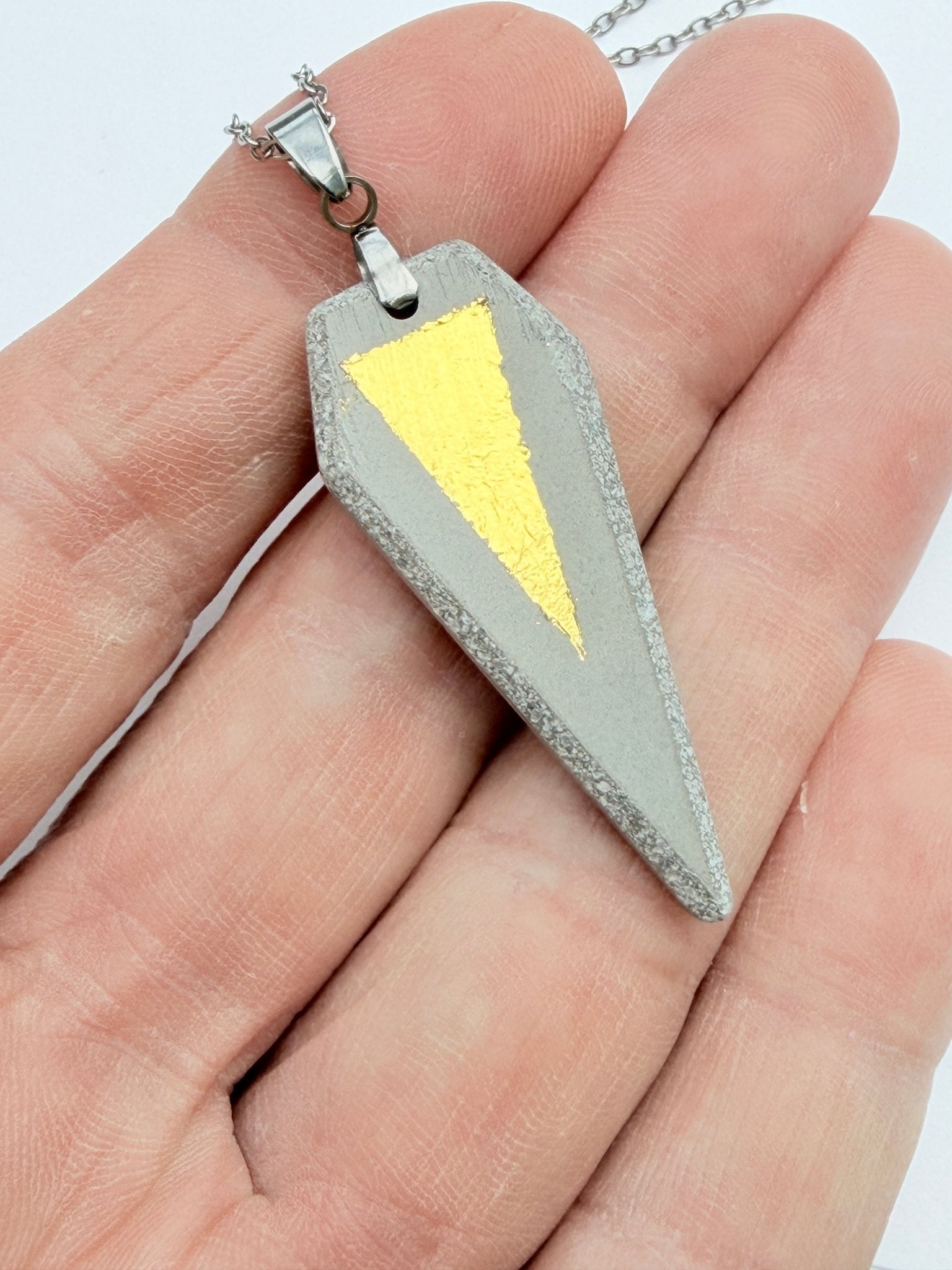 Betonschmuck Anhänger "Dracon Gold" - Betoniqua - Betonschmuck Store - Steffen Ehrhardt Design