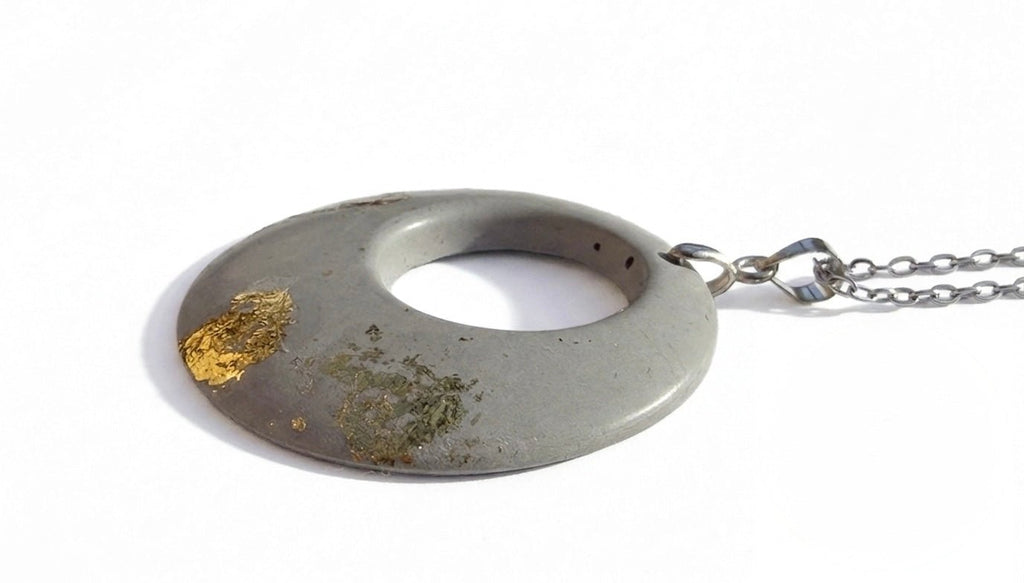 Anhänger "Orion" aus Schmuckbeton und Blattgoldauflage - Betonique - Betonschmuck Store - Steffen Ehrhardt Design