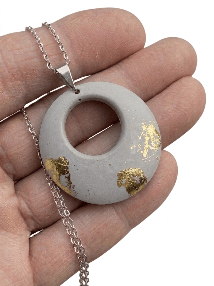 Anhänger "Orion" aus Schmuckbeton und Blattgoldauflage - Betonique - Betonschmuck Store - Steffen Ehrhardt Design