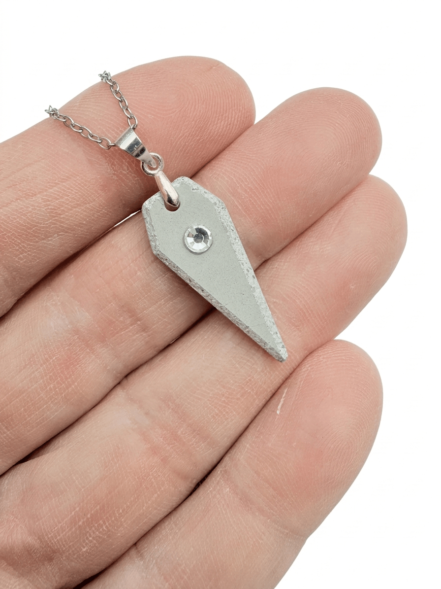 Anhänger "Zierlicher Drache" aus Schmuckbeton und Glaskristall - Betonique - Betonschmuck Store - Steffen Ehrhardt Design