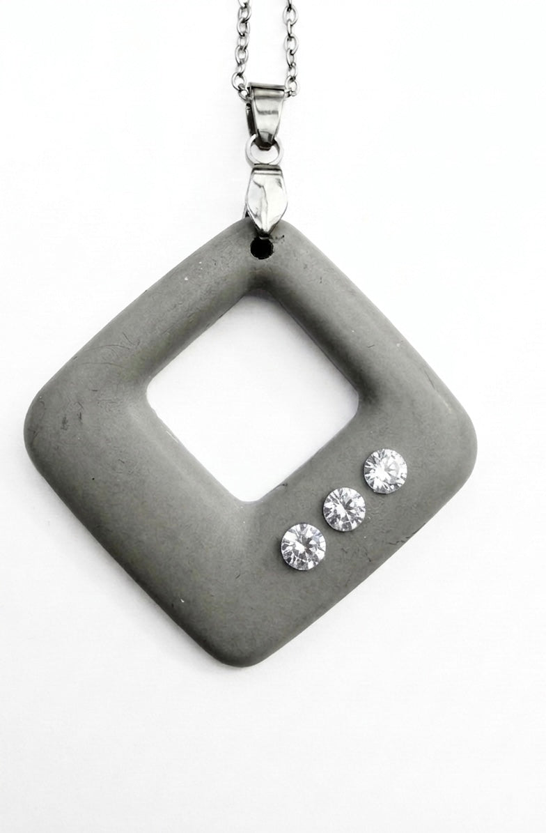 Betonschmuck Anhänger "Quadra Shiny" - Betoniqua-Betonschmuck Store