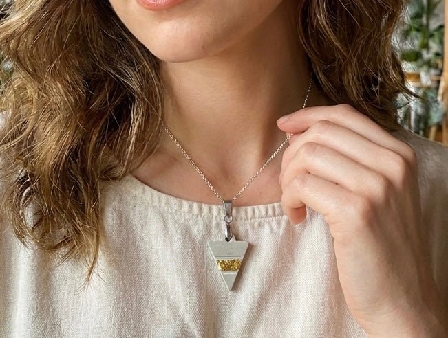 Betonschmuck Anhänger "Triconi Gold " - Betoniqua - Betonschmuck Store