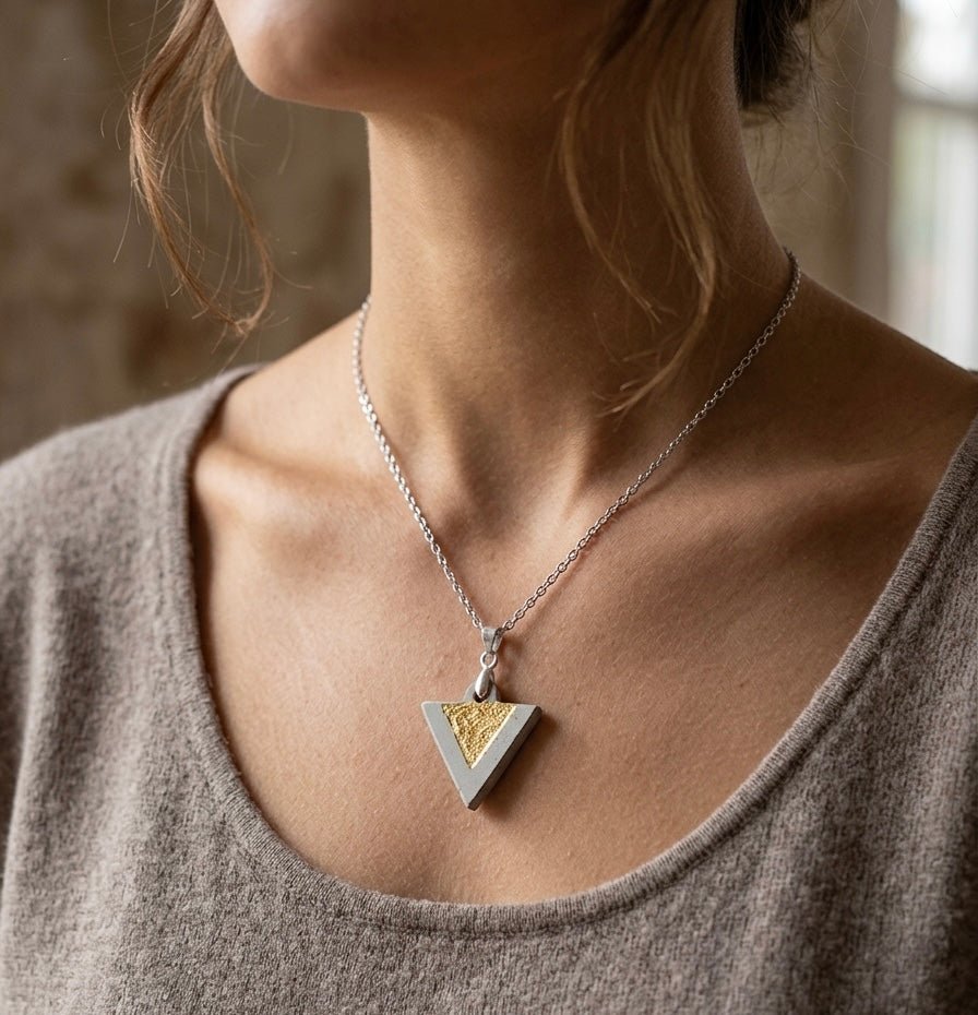 Betonschmuck Anhänger "Tricon. Gold" - Betoniqua - Betonschmuck Store