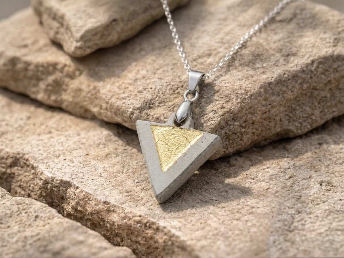 Betonschmuckanhänger Tricon Gold